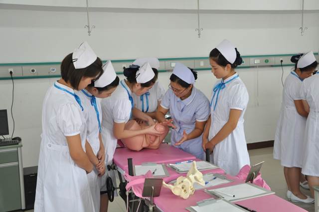 说明: E:\江苏护理职业学院微校园材料\四个学院及专业介绍\上课10.jpg