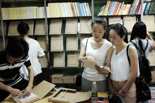 04.文秘专业学生在省档案馆见习.BMP