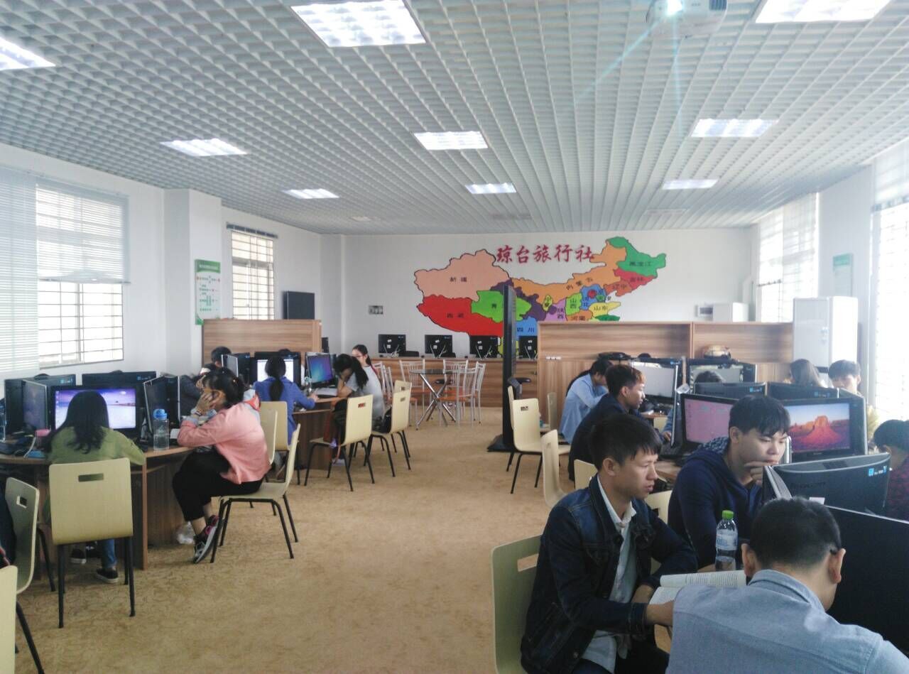 管理学院学生在旅行社实训室上课.jpg