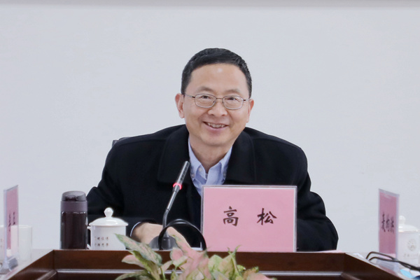 校长高松,党委副书记麦均洪,副校长朱敏,李正,李卫青出席座谈会.